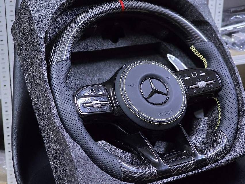 Tutti pezzi di ricambio auto: MERCEDES LENKRAD LEDER ORGINAL CARBON – Usato da Wängi venduto da Plt.design 1