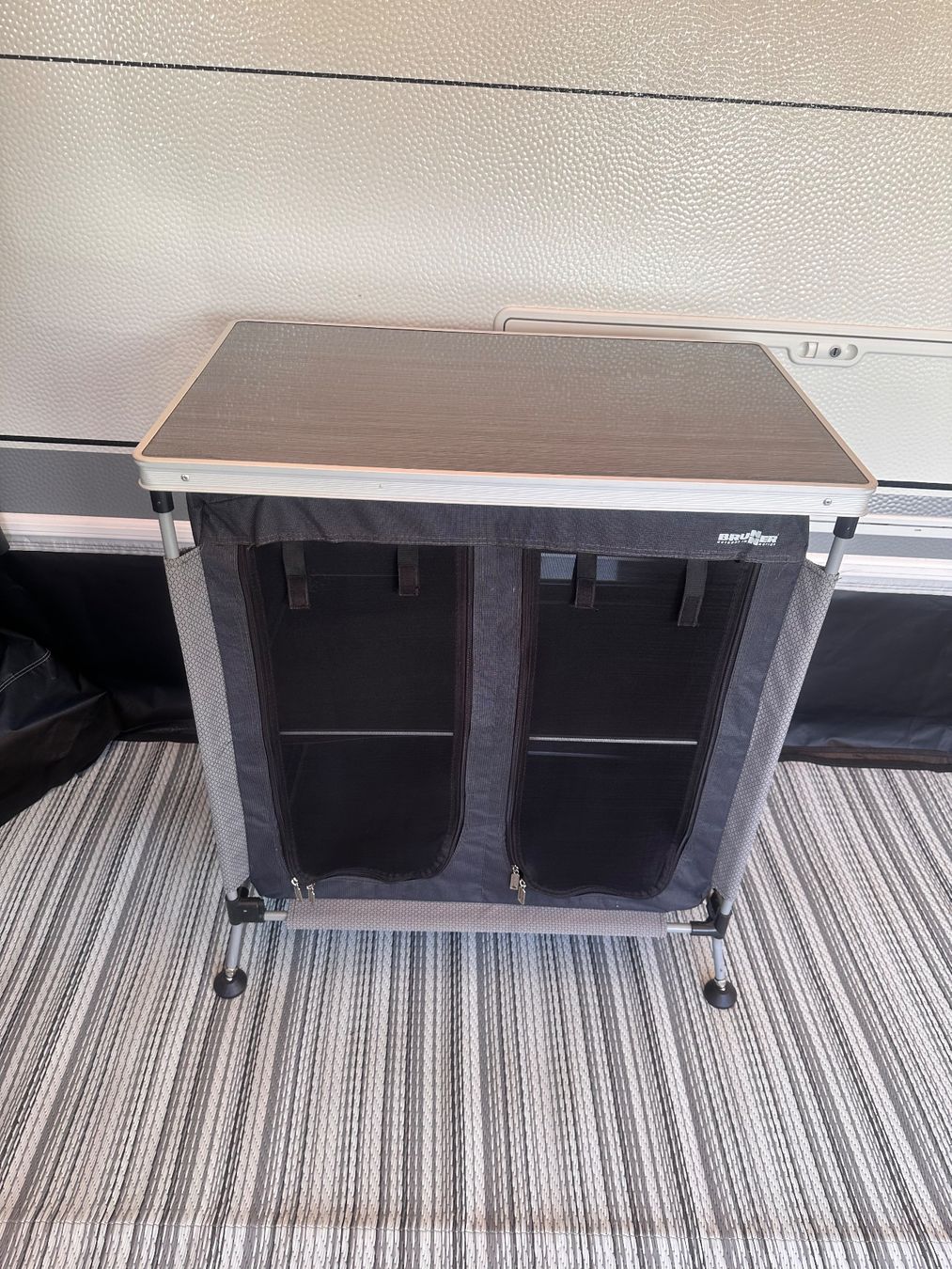 Armadi: Brunner Camping Schrank mit Ablagefläche – Usato da Dintikon venduto da S2k_black_Widow