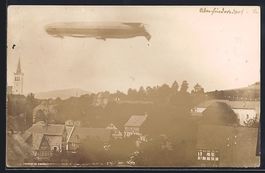 Foto-AK Oberfriedersdorf, Zeppelin über