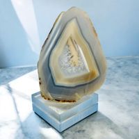 Sculpture agate sur socle en lucite. Poids 1.2 Kg