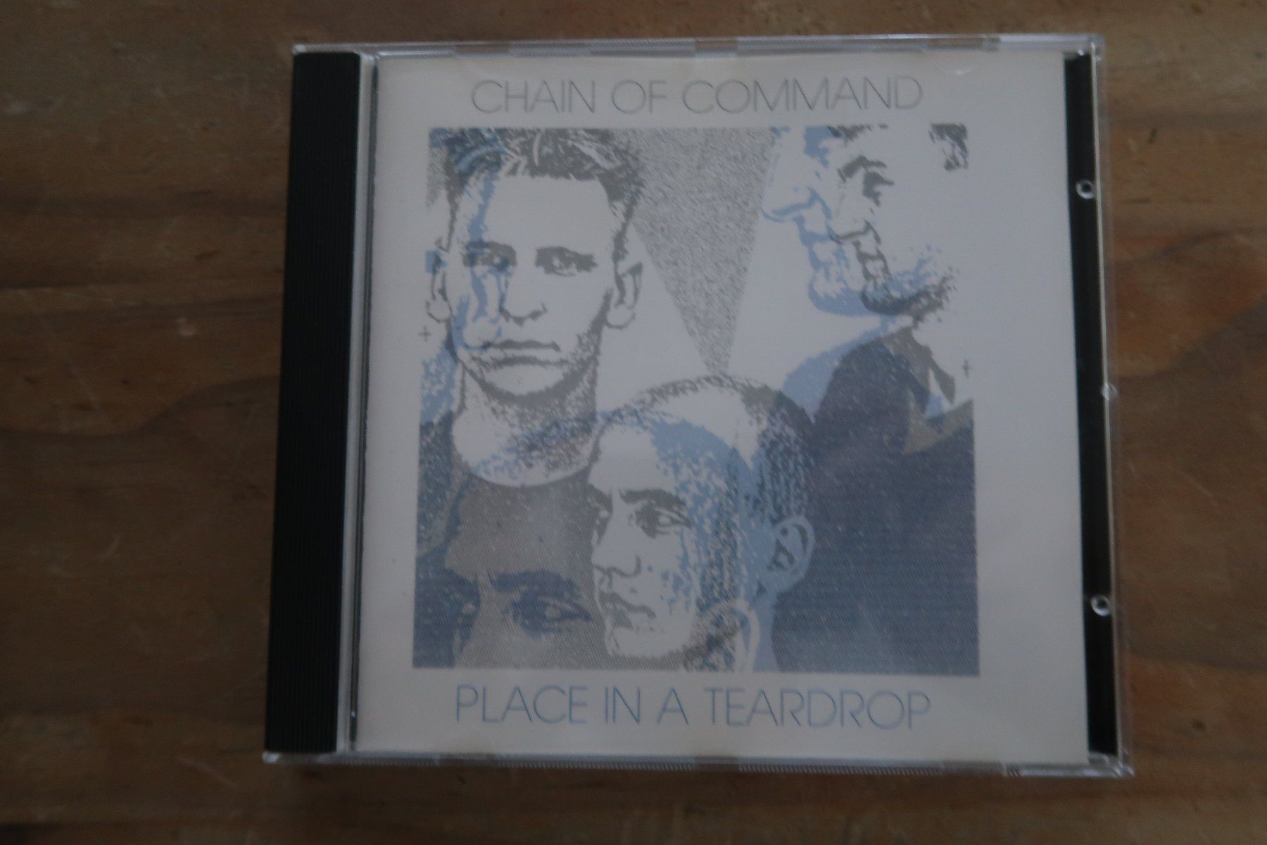 CD: CHAIN OF COMMAND - PLACE IN A TEARDROP  - AUTOGRAMME - CD – Usato da Basel venduto da Patiscat