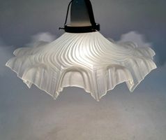 Jugendstil Hängelampe aus Milchglas mit Wellenrand Röckchen