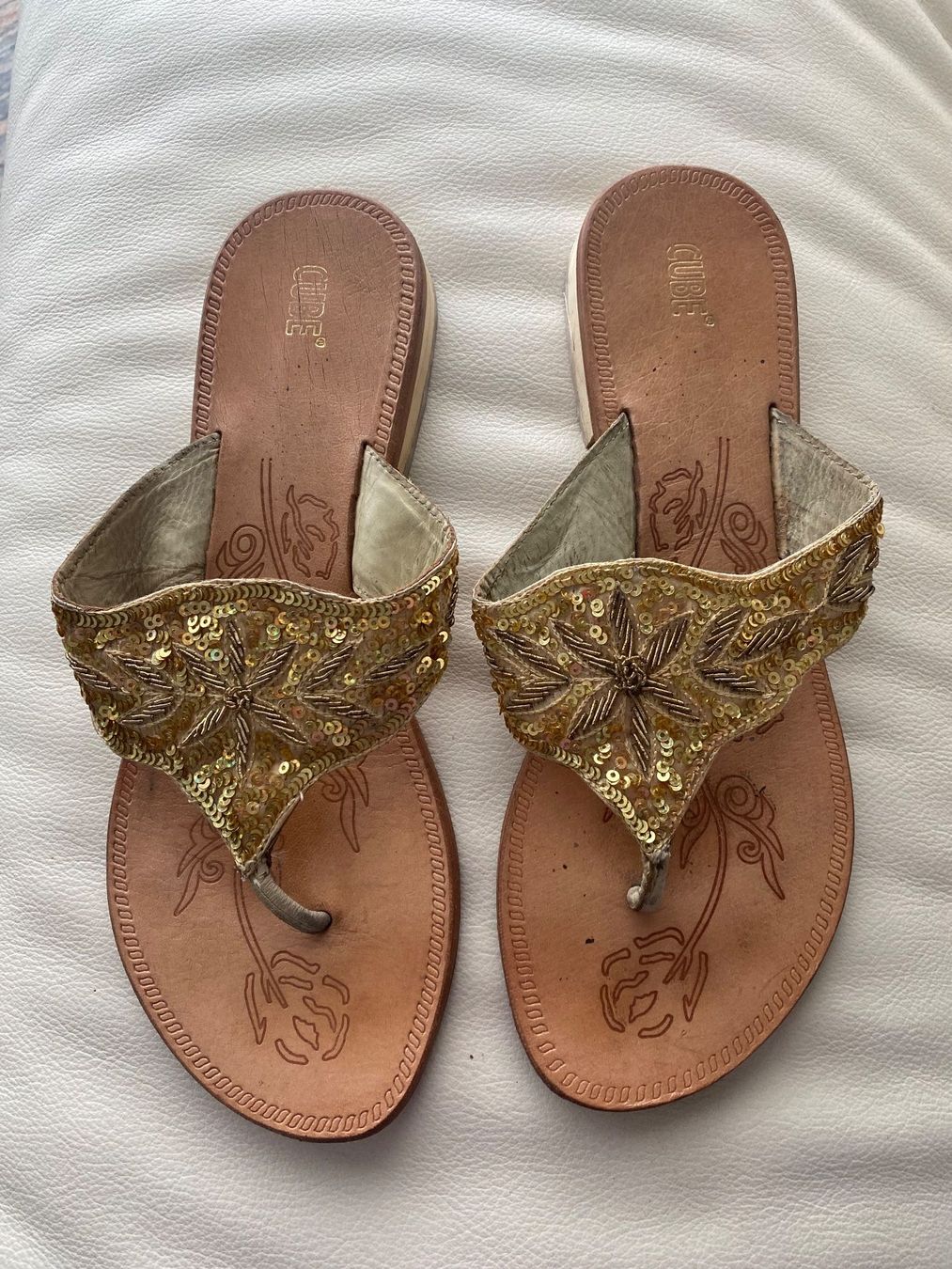 Cube Scarpe da donna: SUMMERTIME - stylische/edle CUBE Flip-Flops, gold, 38 – Usato da Winkel venduto da ferrari2022