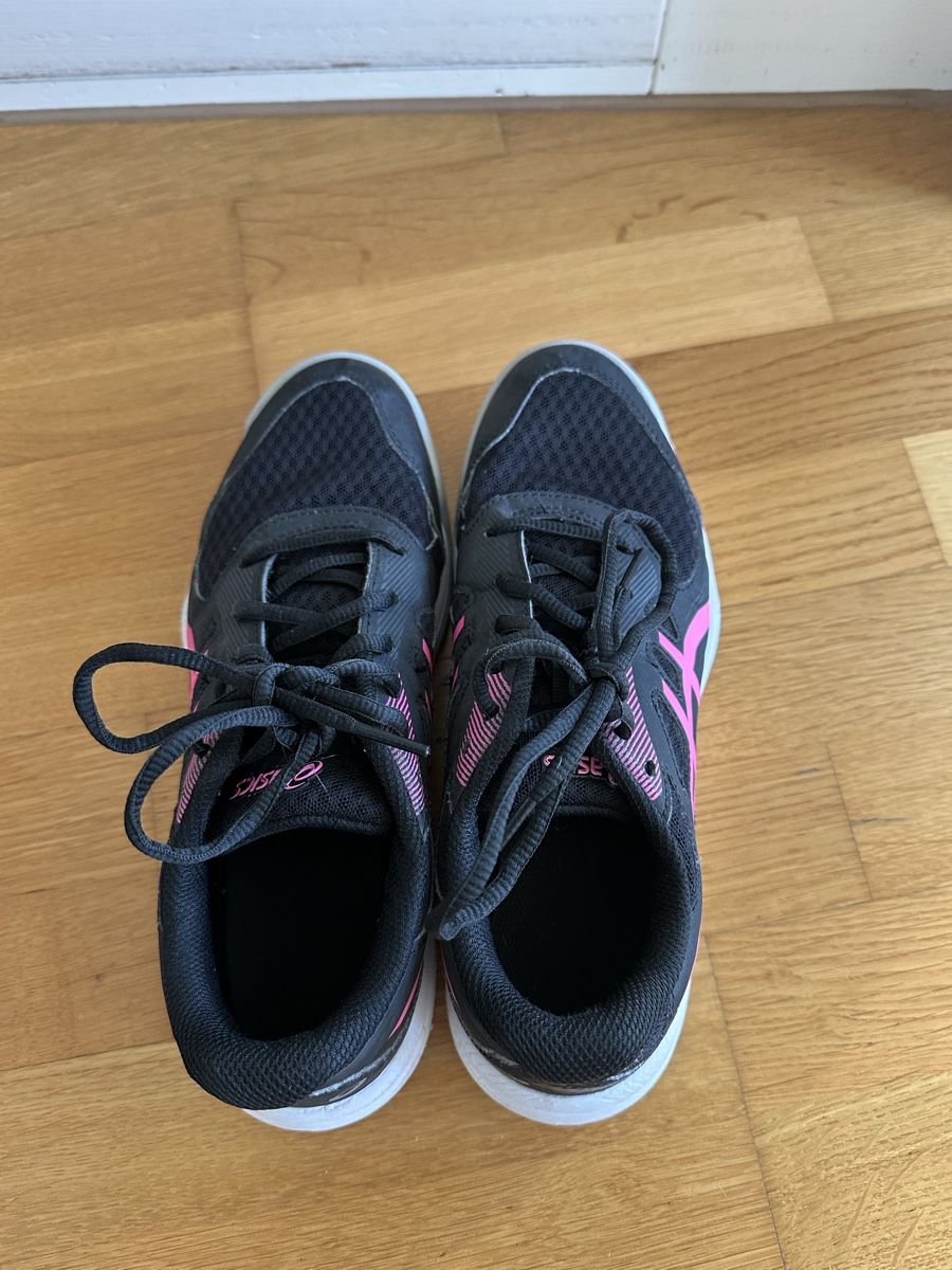 Asics Scarpe per ragazze: Asics Hallenschuhe Gr. 38 – Usato da Ostermundigen venduto da Clood
