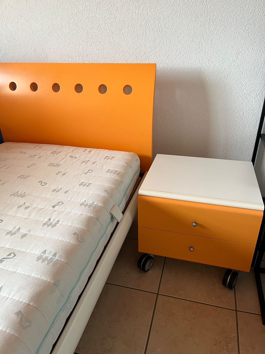 Betten: Bett mit Nachttisch – Gebraucht aus Krauchthal von val_jmq6