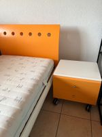 Bett mit Nachttisch