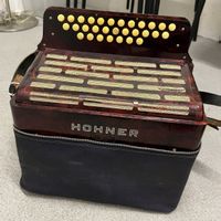 Hohner Club IIIF Akkordeon mit Tasche dunkelrot