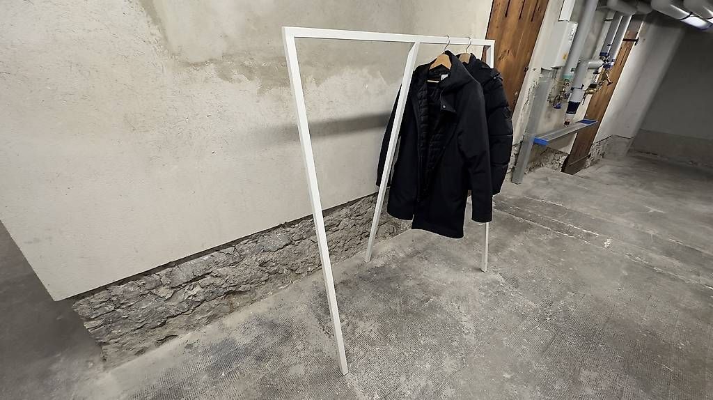 Guardaroba: HAY Loop Stand Wardrobe  White  Designer Coat Rack – Usato da Lausanne venduto da josealgeciras