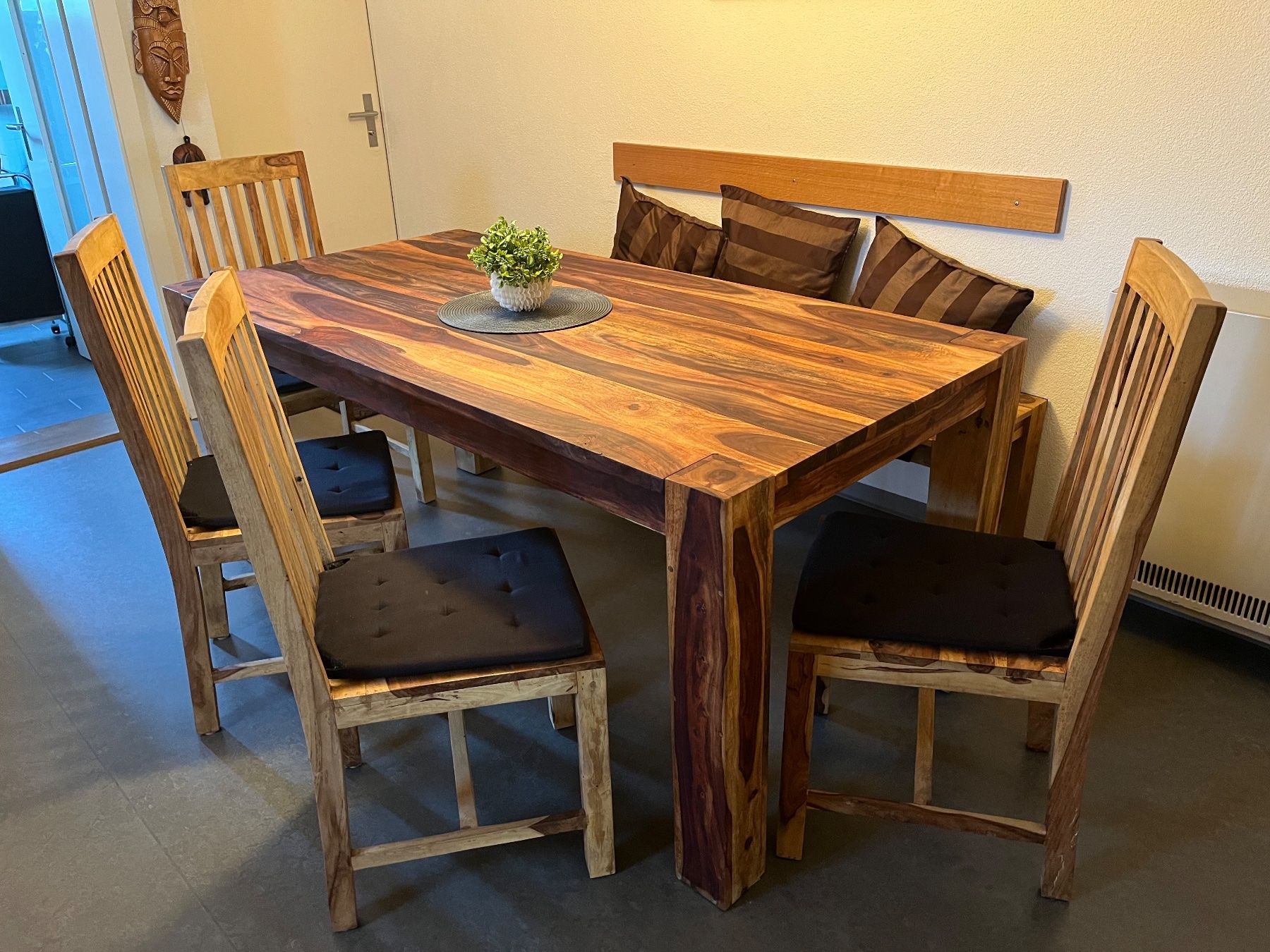 Set di tavolo e panche: Esstisch Design mit 4 Stühlen und einer Sitzbank – Usato da Weisslingen venduto da Eniclote 3