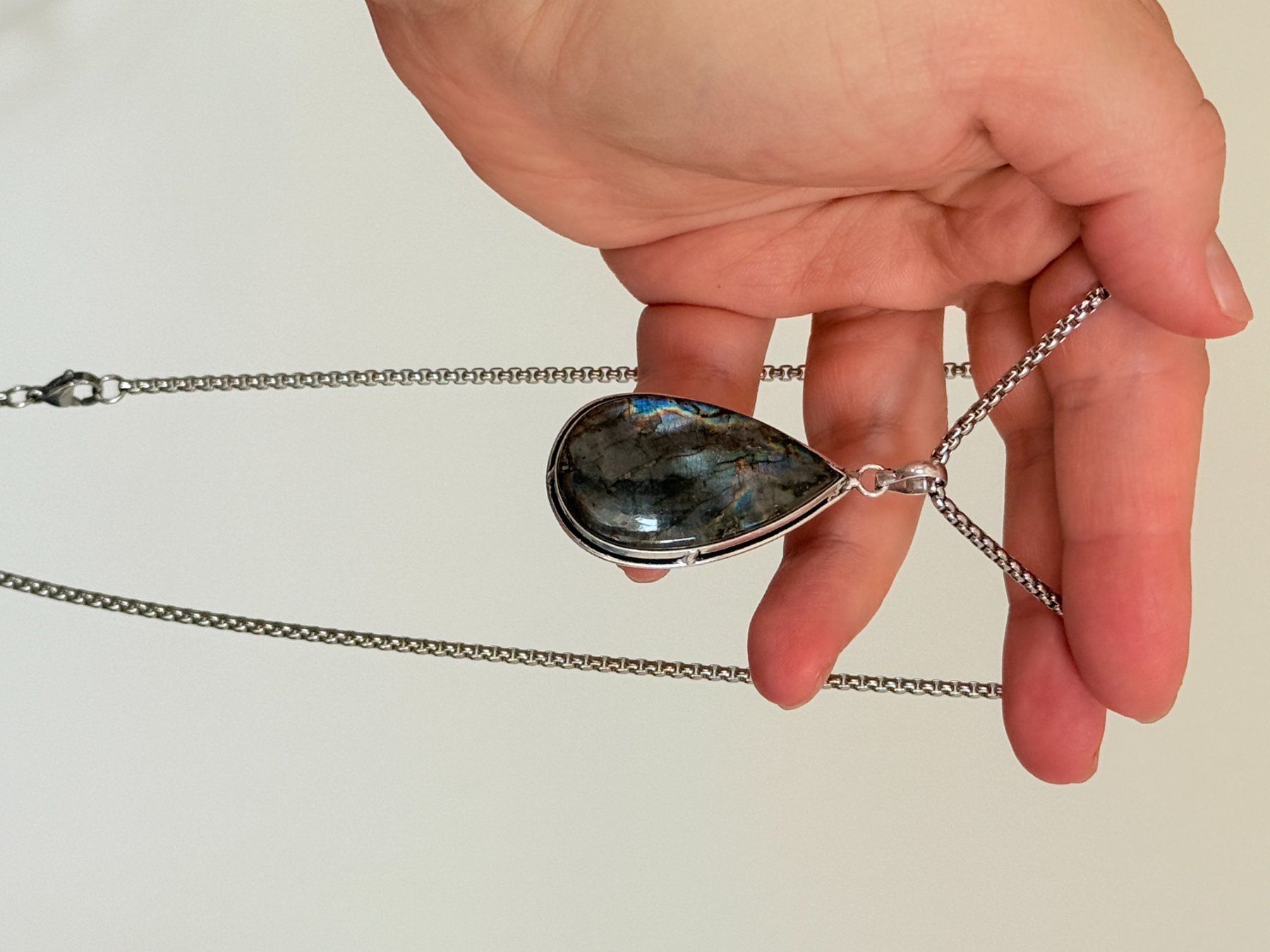 Catenine: Collier avec pendentif labradorite forme goutte – Nuovo e nell'imballaggio originale da Genève venduto da AGBERG 4
