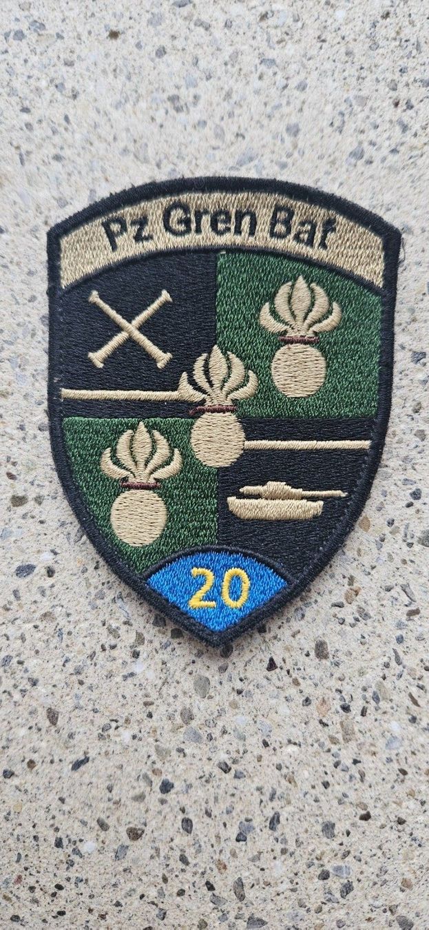 Schweizer Armee Placchette & Badge: *** Badge Pz Gren Bat 20 mit klett *** – Nuovo e nell'imballaggio originale da Riedholz venduto da fr_sIruP