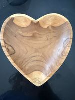 Handgefertigte Holzschale in Herzform