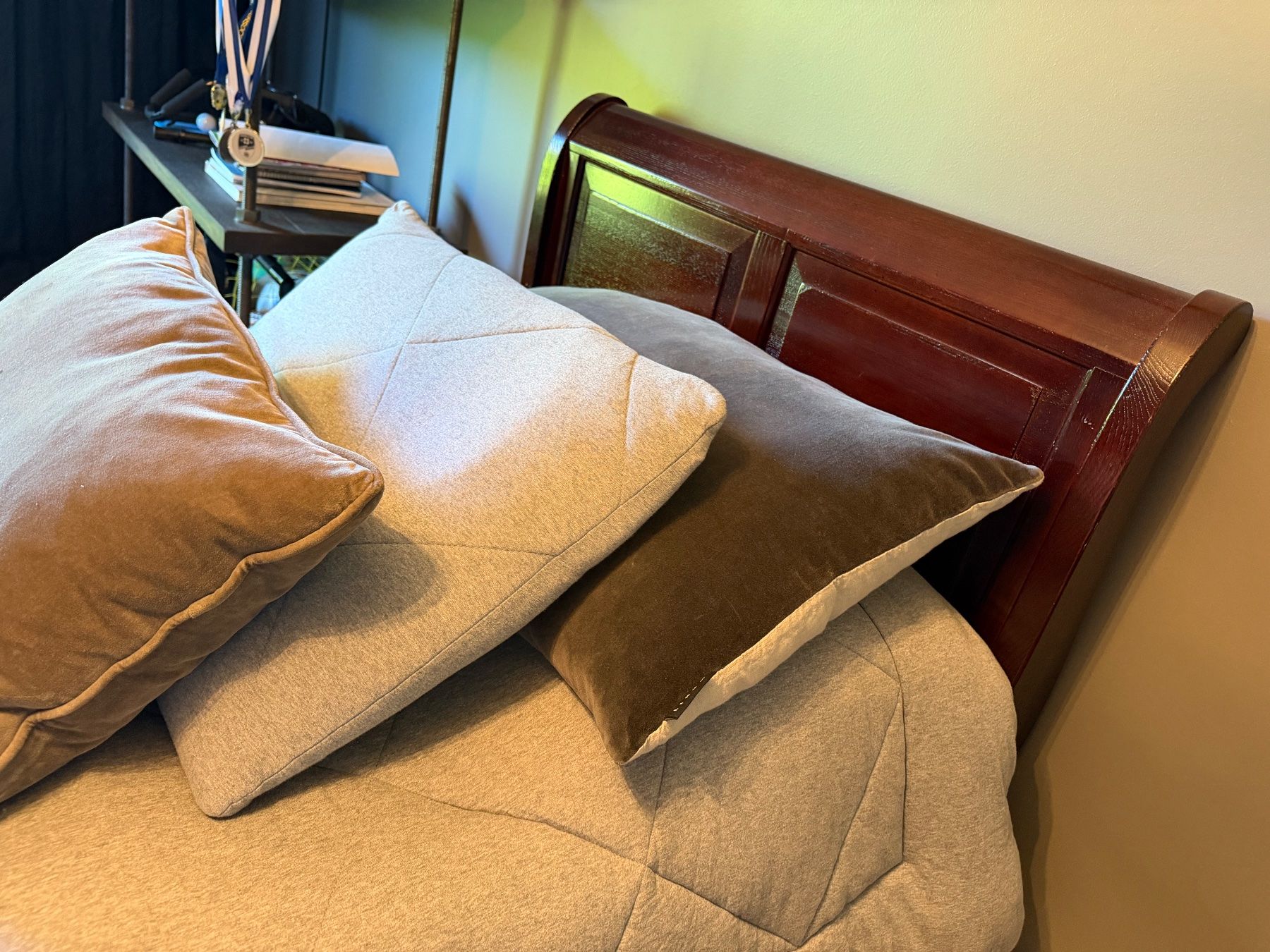 Betten: Solid Wood  Bed-Classic Design – Gebraucht aus Kilchberg ZH von Chua 2