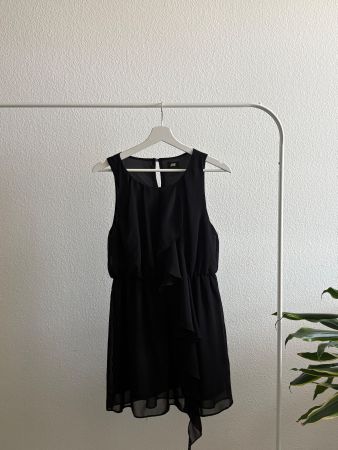 romantisches schwarzes Kleid