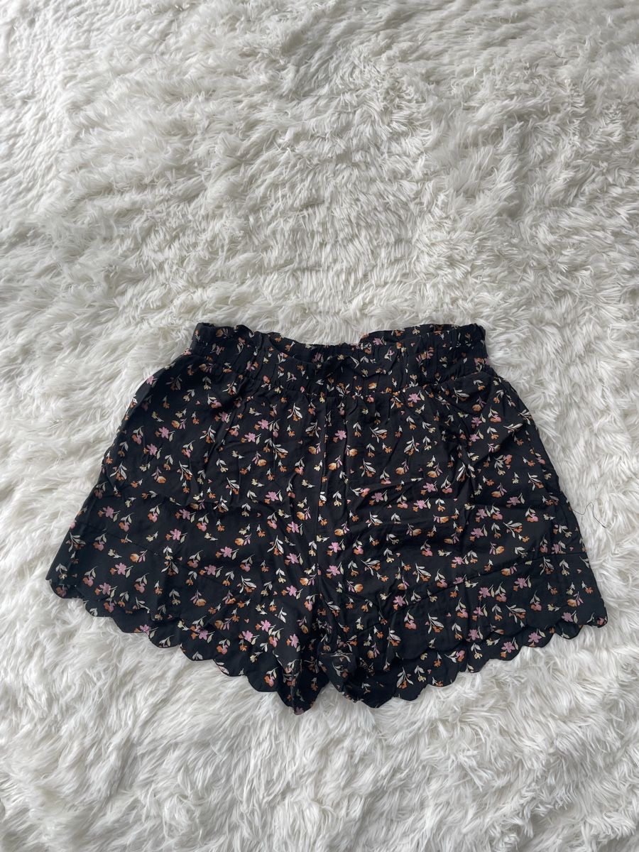 Vero Moda Pantaloni: Short d'été fleuri Vero Moda - Taille S - Impeccable! – Usato da Lausanne venduto da mau_6tnl