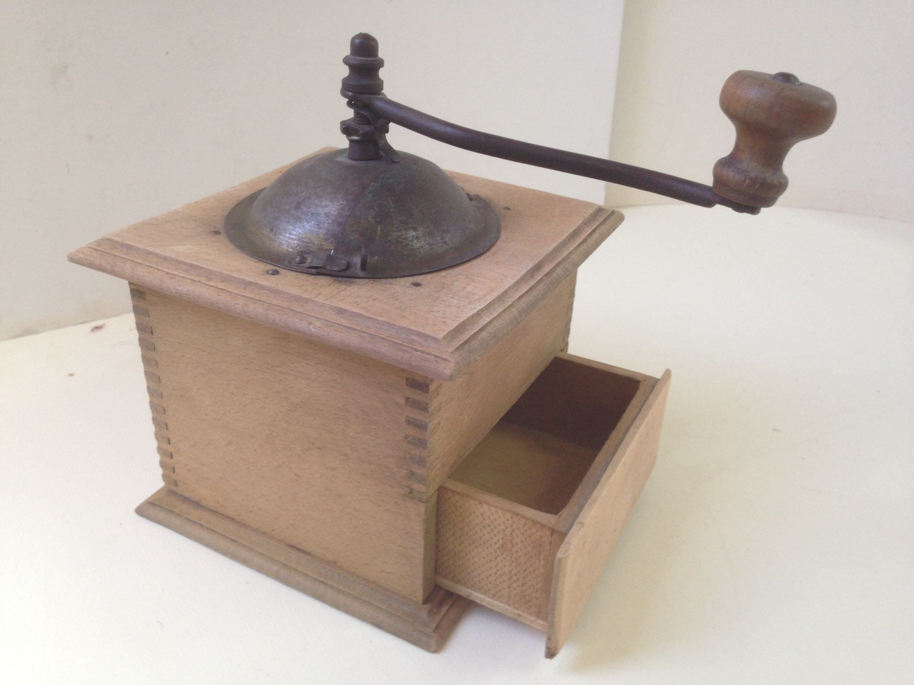 Elettrodomestici da cucina: Alte Kaffeemühle mit Deckel – Usato da Schaffhausen venduto da vintageville 7