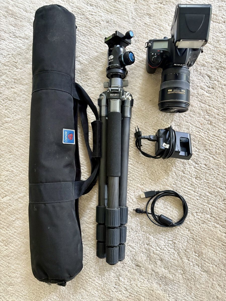 Nikon Fotocamera: Nikon D610 Kamera mit Objektiv, Blitz und Stativ – Usato da Bülach venduto da mhoh