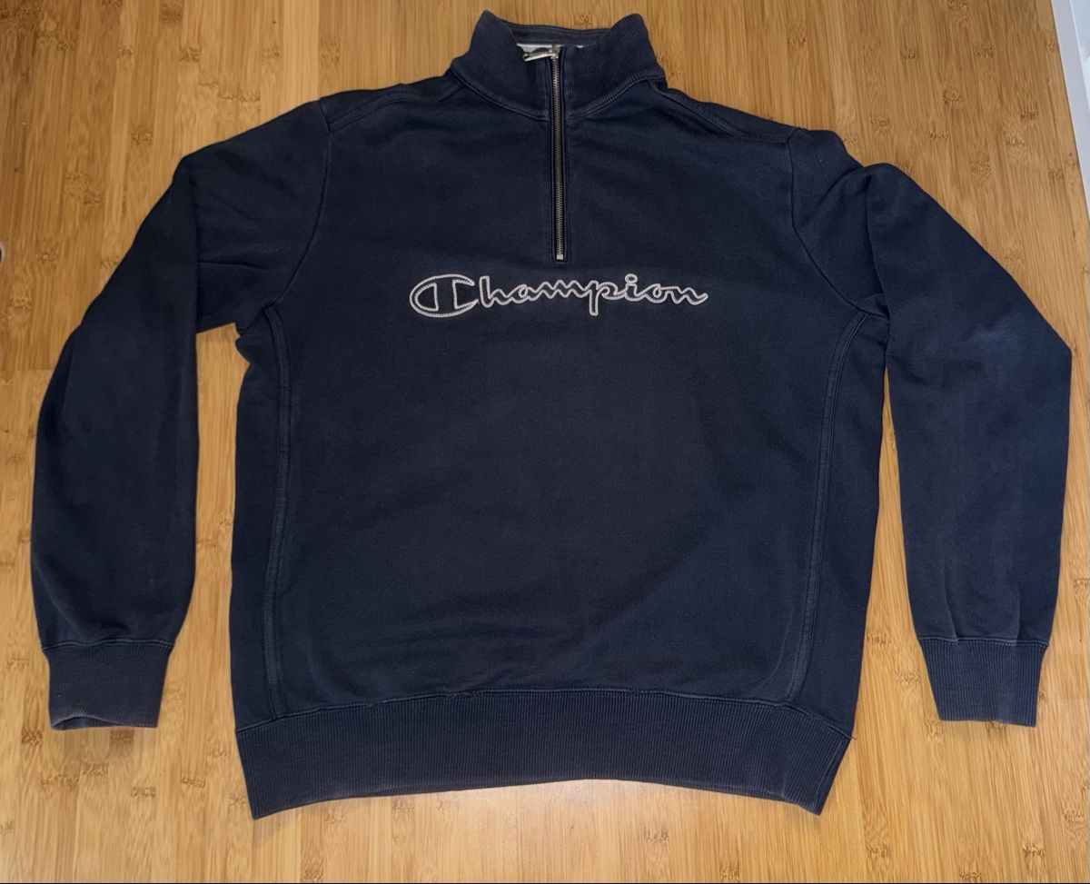 Champion Pullover & Sweatshirts: Champion Pullover Dunkelblau – Gebraucht aus Brienz BE von jeyjeyyyyy