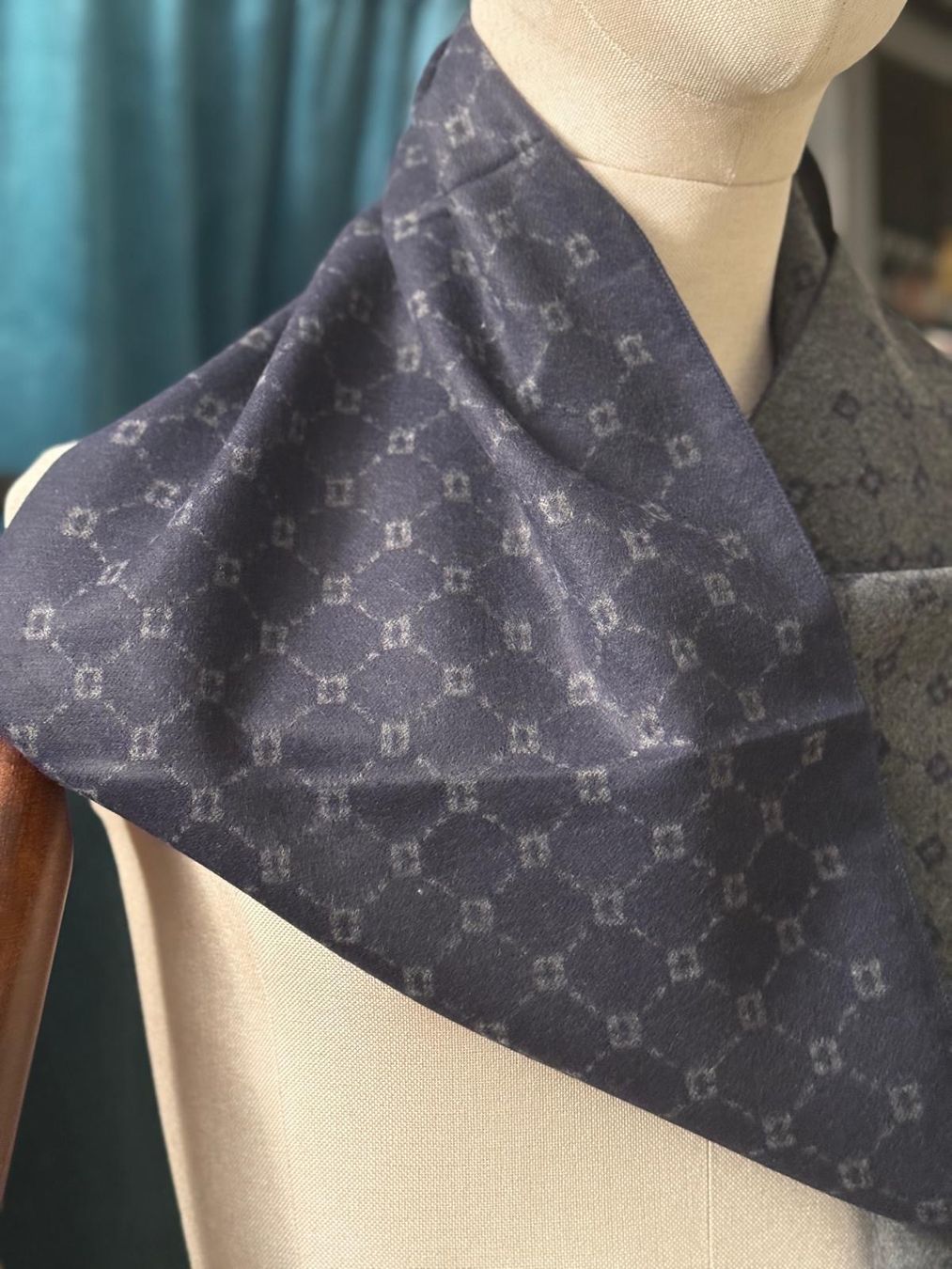 Foulards, Tücher & Schals: Schal Dunkelblau Muster – Gebraucht aus Wolfhalden von frischi1973 1