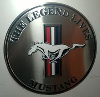 Blechschild THE LEGEND LIVES MUSTANG