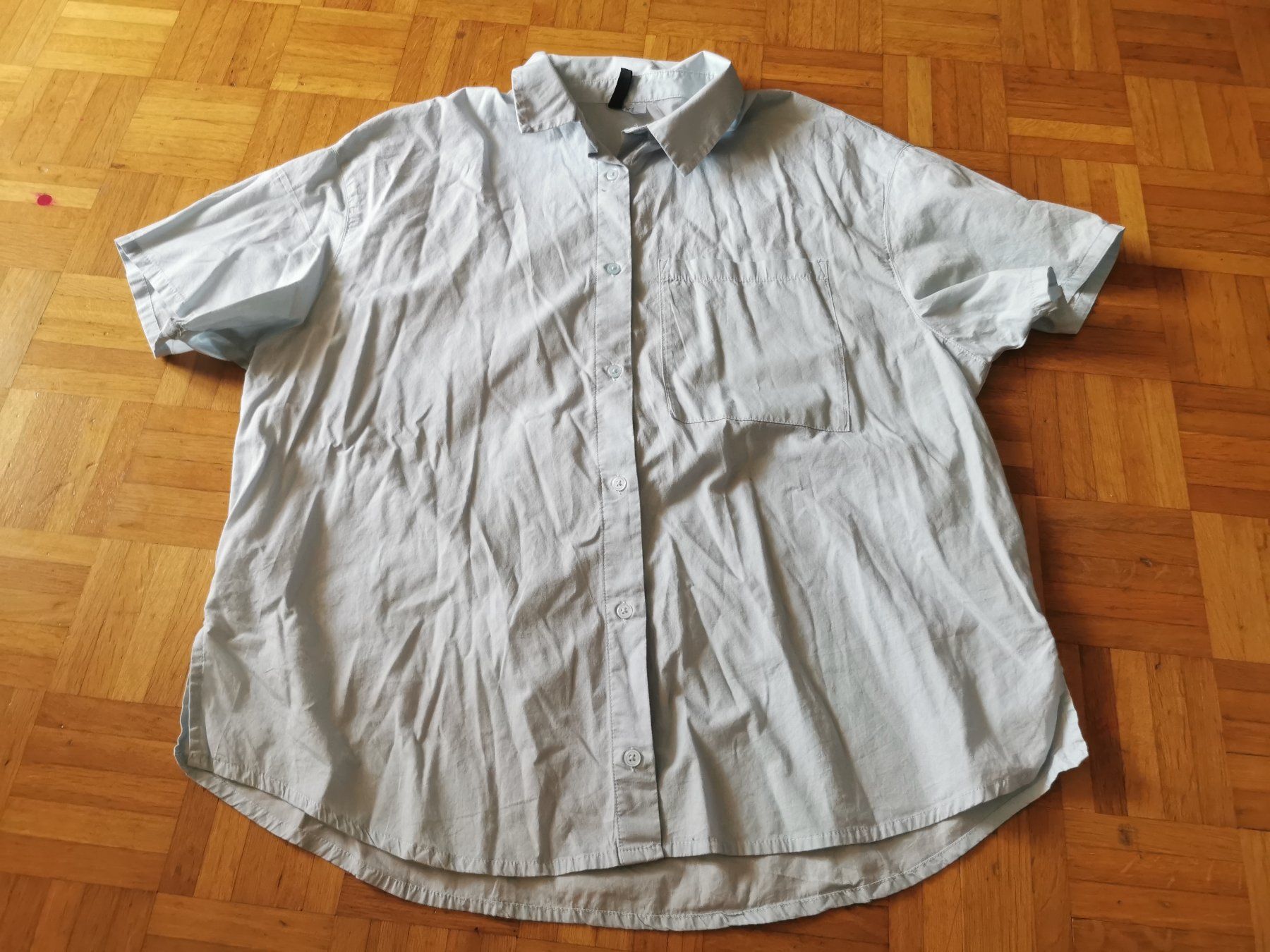 H&M Blusen: Hellblaue und schwarze Blusen Gr. M, eher Oversize – Gebraucht aus Basel von Roundtrip 5