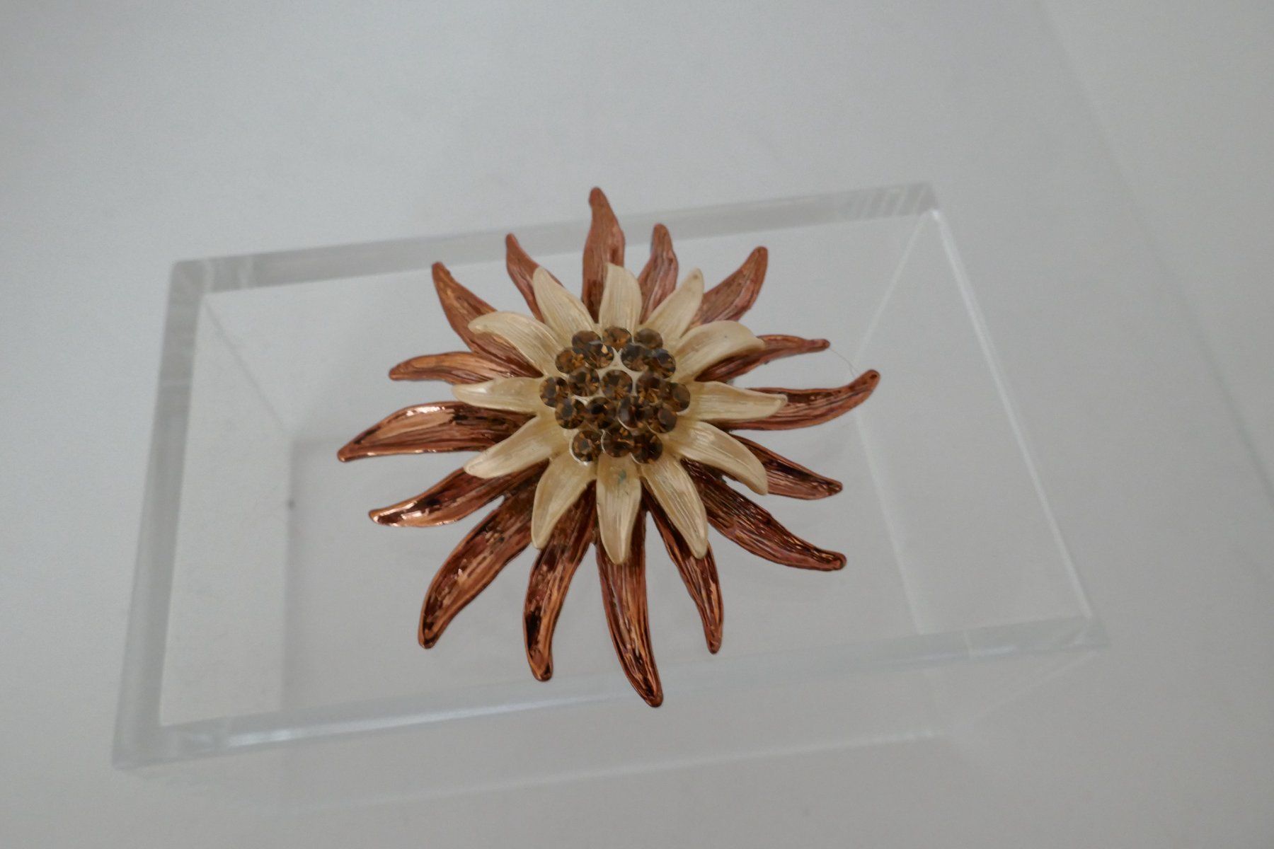 Broschen & Nadeln: Brosche rosé – Neu (gemäss Beschreibung) aus Muttenz von einfach-schoen