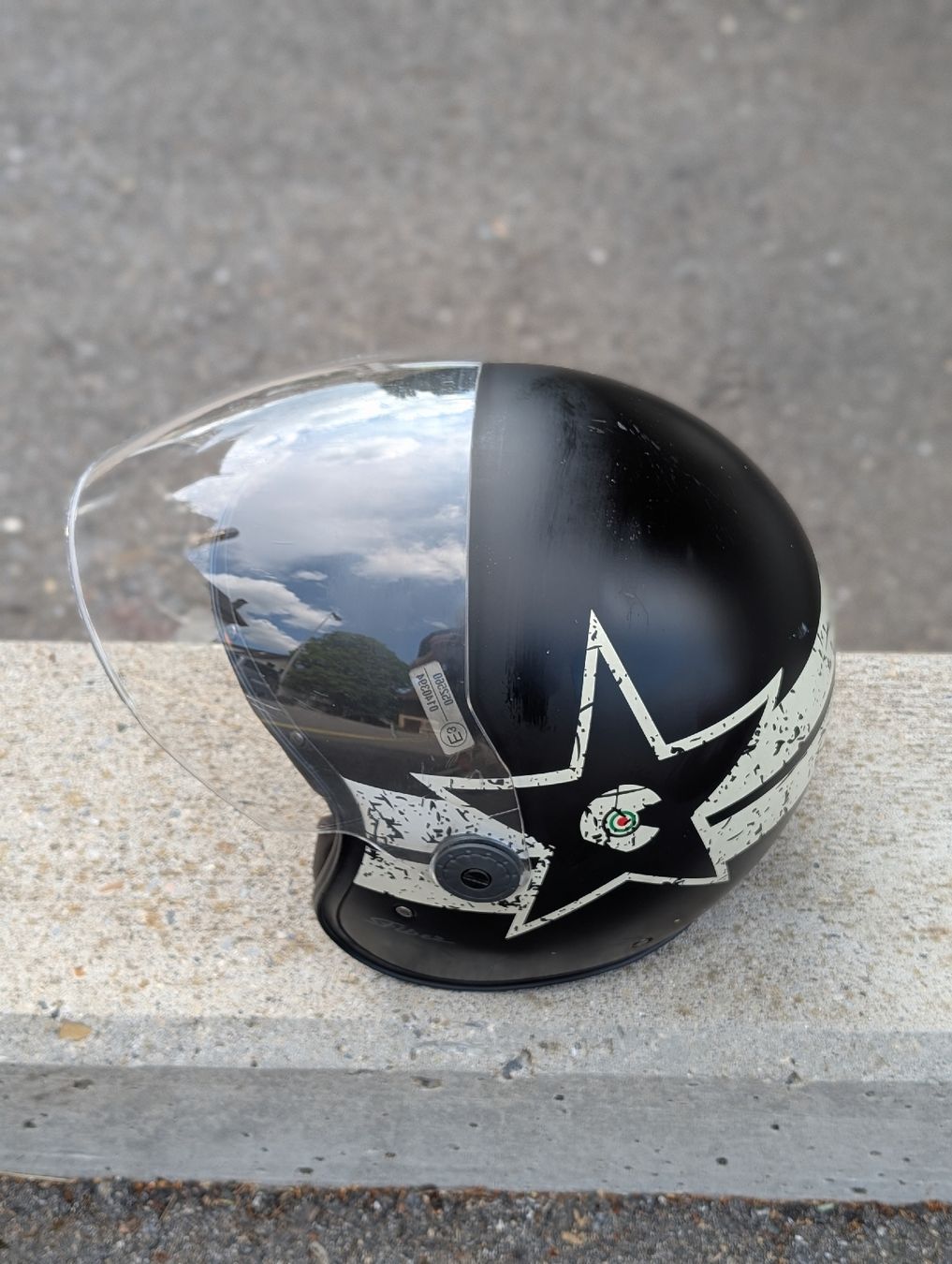 Helme & Visiere: Rollerhelm schwarz mit Sternen Grösse XL gebraucht – Gebraucht aus Dürnten von steven015 1