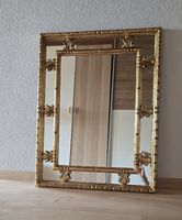 Wandspiegel im Barock-Stil. Elgant goldig verziert.