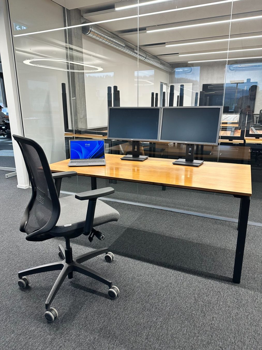 Scrivanie: Erstellbarer Computertisch aus Holz – Usato da Zürich venduto da lea_65vr