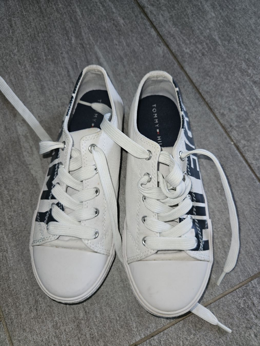 Tommy Hilfiger Scarpe per ragazzi: Tommy Hilfiger Schuhe, Gr. 33, weiss – Nuovo (secondo la descrizione) da Oberwil BL venduto da blackdiamond14