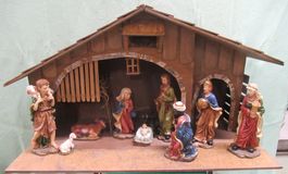 Grosse Weihnachtskrippe mit Laterne 220 V + Figuren
