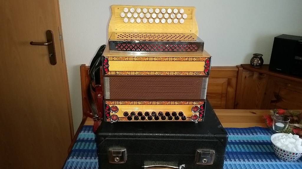 Instruments de musique: Steirische Harmonika mit Schwyzerörgeli- Einteilung – D'occasion à Duggingen par Willys-Jeep 1