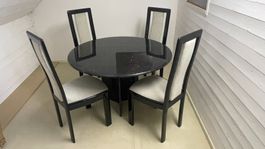 Marmor-Tisch mit 4 Stühlen