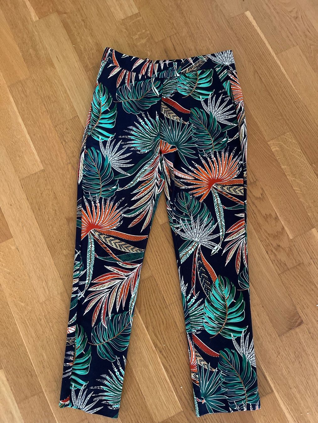 Mango Hosen: Tropical Leaf Print MNG Capris - Size 38 Perfect for Su... – Gebraucht aus Zürich von kleinesgrau