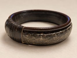 Bracelet rigide cuir et aspect serpent brun foncé