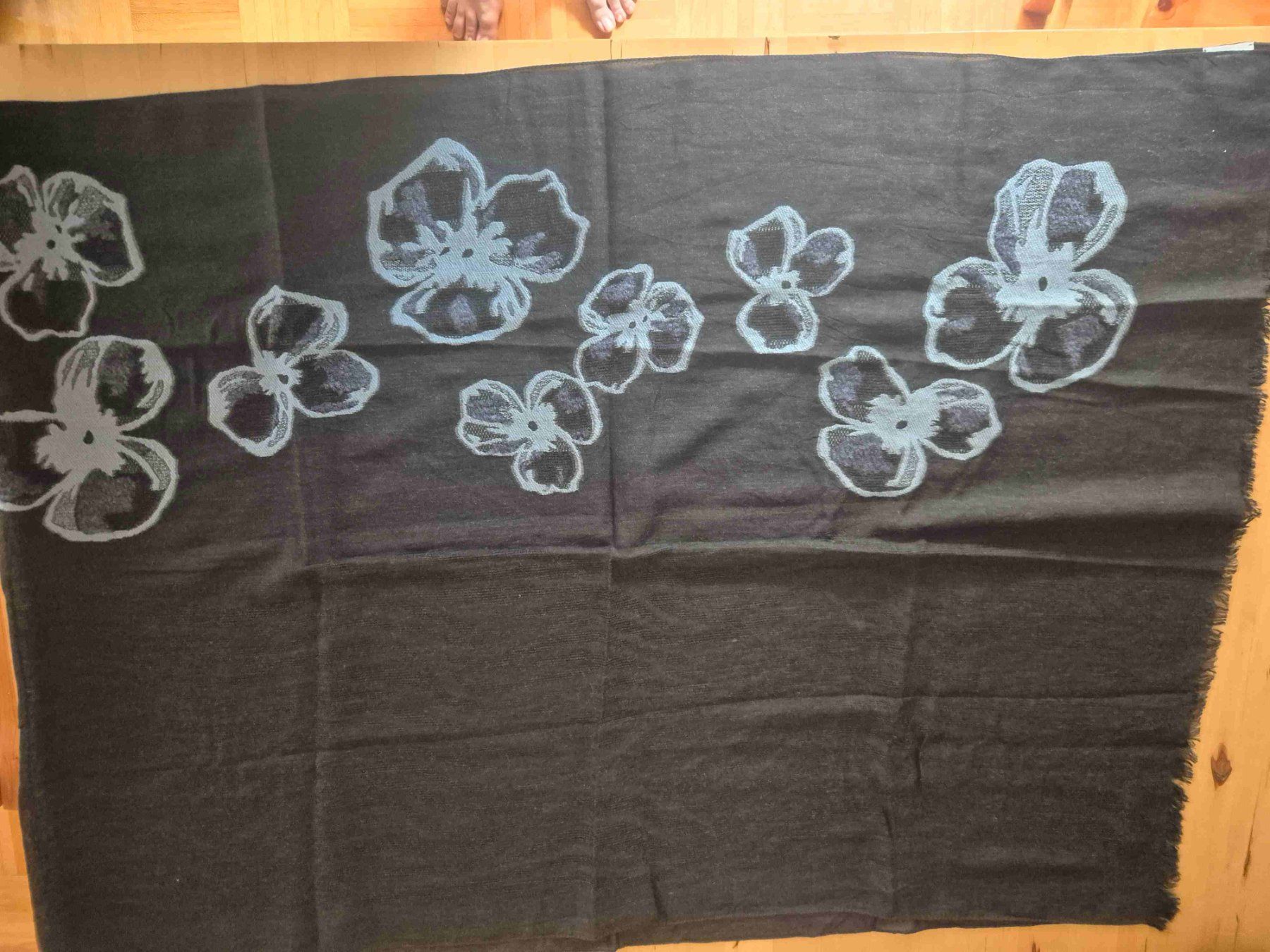 Armani Foulard & Sciarpe: Bestickter Schal von Armani, dunkelblau – Usato da Niederhasli venduto da mybluefish