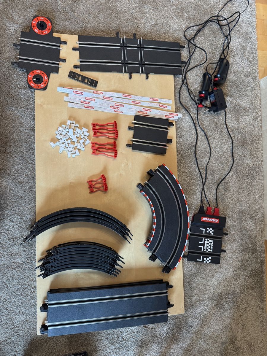 Carrera Circuits: Carrera GO!!! Basic Set & 3 Erweiterungen & Autos – D'occasion à Glarus par CurlySue84 3