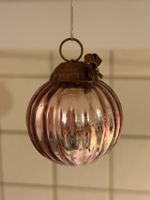 Kleinere, lilafarbene Weihnachtskugel im Biedermeierstil