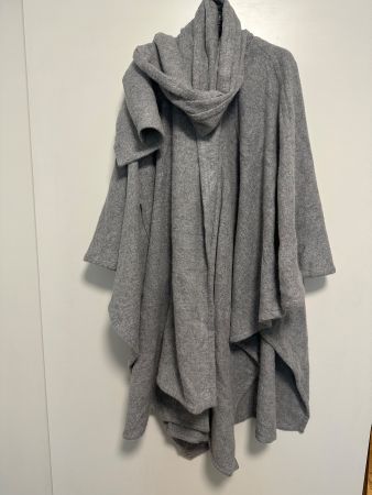 Zara Graue Mantel-Poncho Gr M