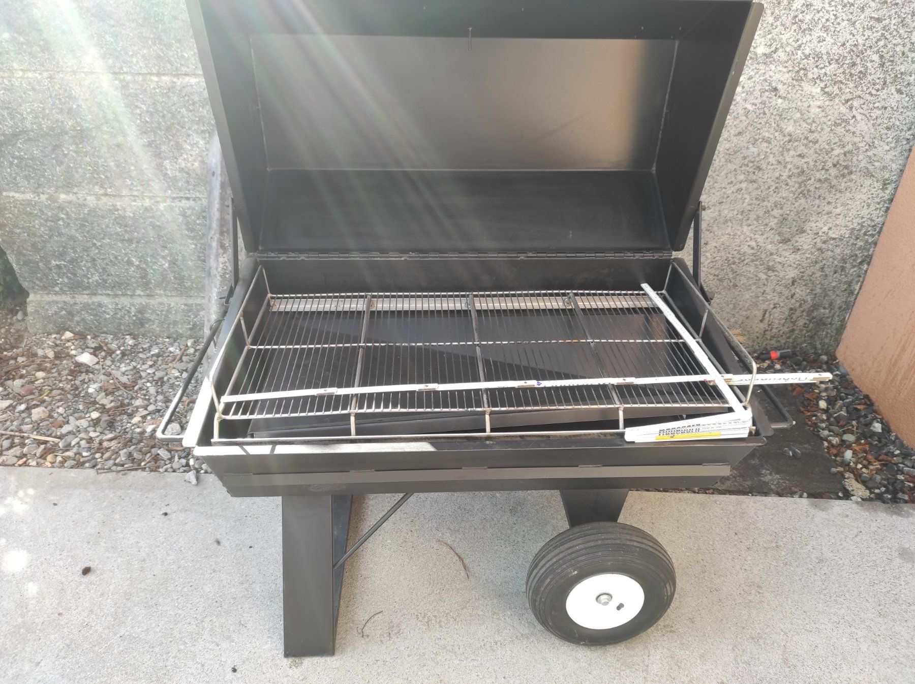 Grils: Massiver Holzkohle Grill – D'occasion à Niederurnen par hoefuh 1