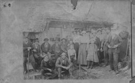 Fotokarte Bauern um 1908, Ansichtskarte defekt!