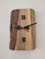 Holzuhr mit Rinde und römischen Ziffern handgemacht 