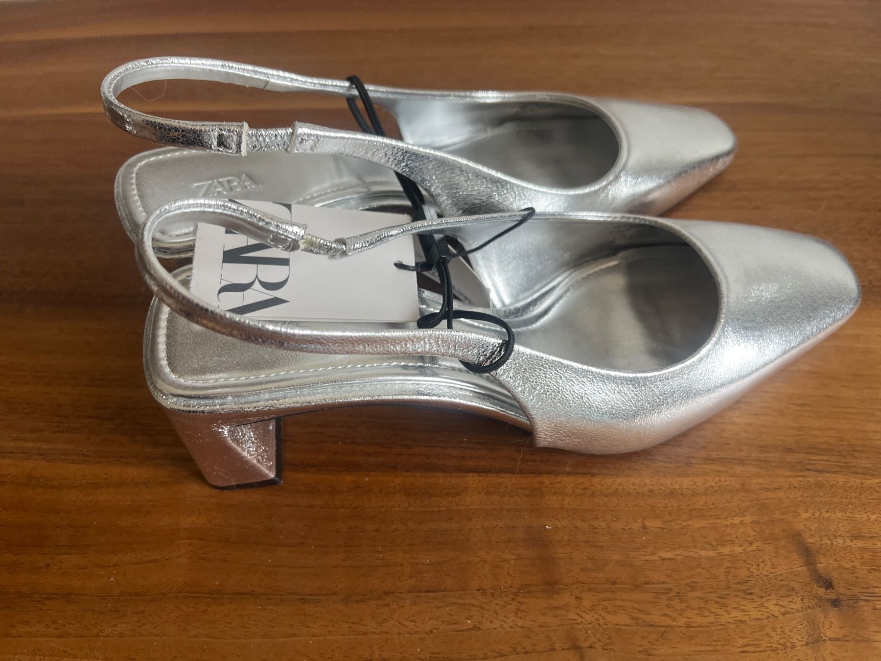 Zara Damenschuhe: Zara Silver Slingback Heels, New With Tags, Size 38 – Gebraucht aus Zürich von kleinesgrau 1