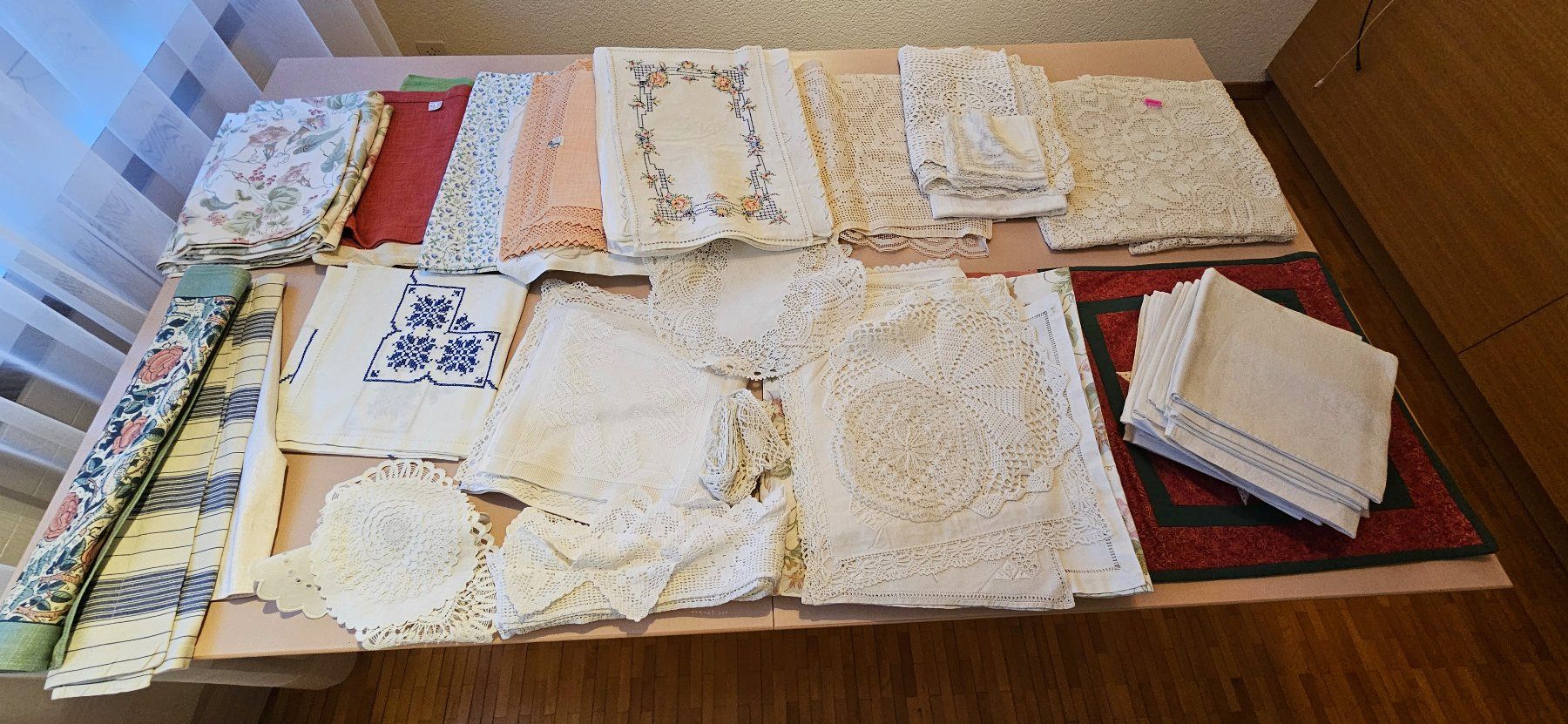 Stoffe: Antike Leinen Servietten, Stoffe, Deckelchen und Spitzen – Gebraucht aus Winterthur von Karat