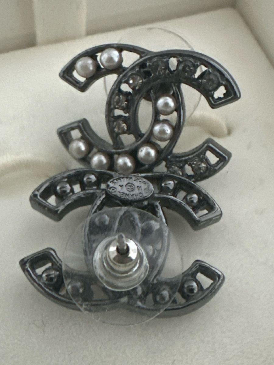 Chanel Orecchini pendenti & Orecchini a lobo: Vintage Chanel CC Logo Earrings - Chic & Timeless Accessory! – Usato da Zürich venduto da Curated.Chapters 2