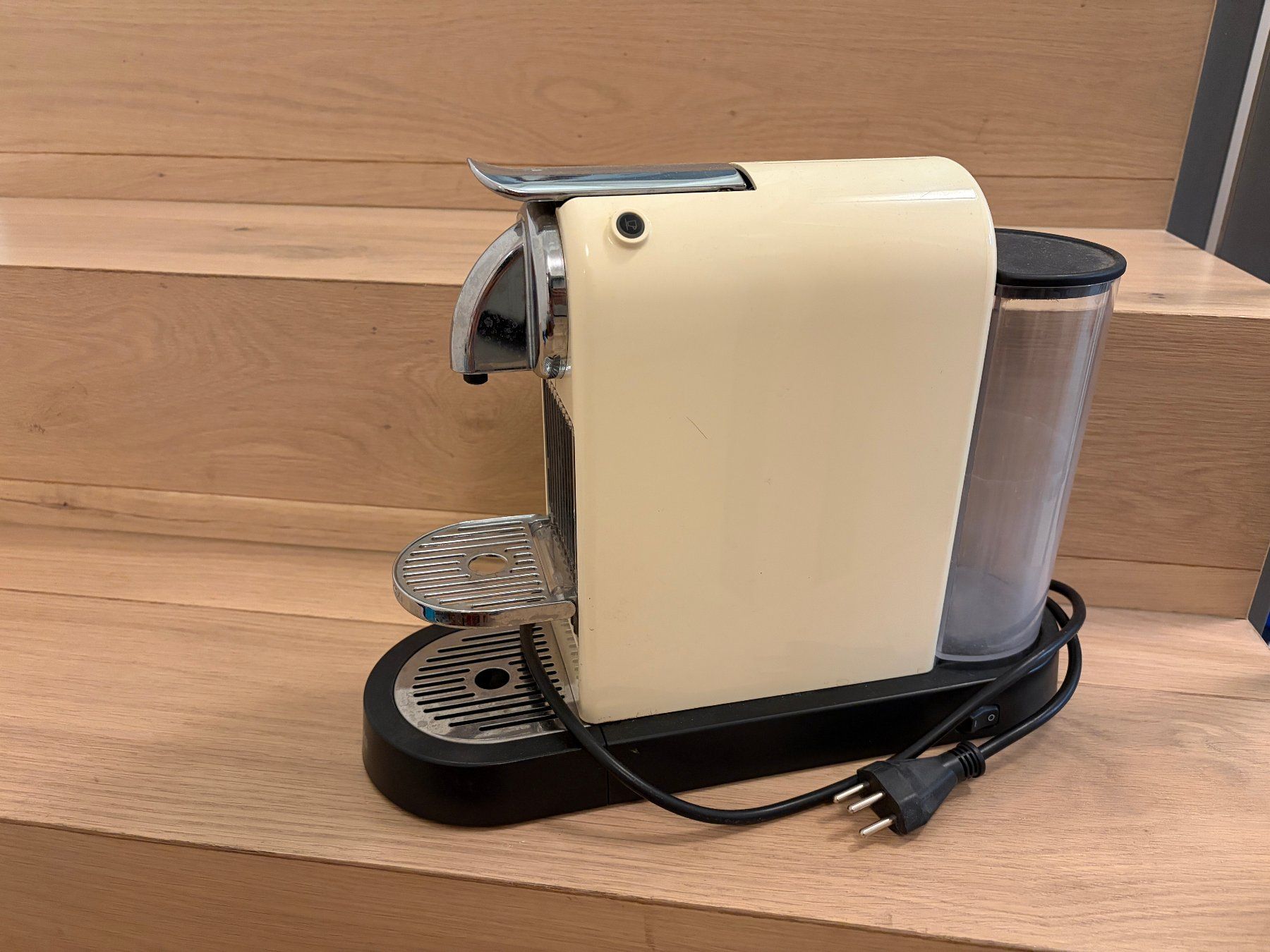 Kaffeemaschinen & Espressomaschinen: Nespresso Maschine – Gebraucht aus Uerzlikon von mon_686j