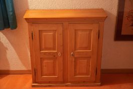 Biedermeier-Schränkchen aus Tanne massiv, ca. Mitte 19. Jh.
