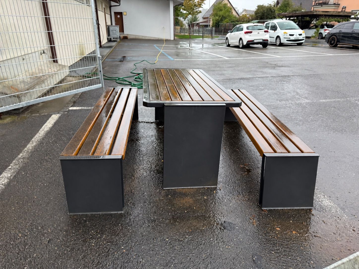 Tischset: 1 Metalltisch mit 2 Bänken – Gebraucht aus Othmarsingen von Bauamt_5504