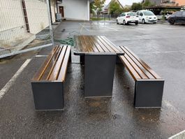 1 Metalltisch mit 2 Bänken