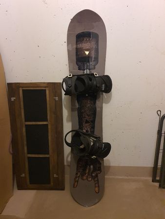 Snowboard mit Bindung